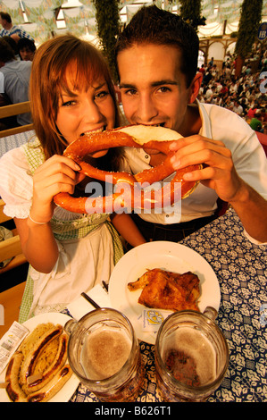 Oktoberfest-Bier-Festival, Wies'n, paar in einem Bier-Zelt, München, Bayern, Deutschland, Europa Stockfoto