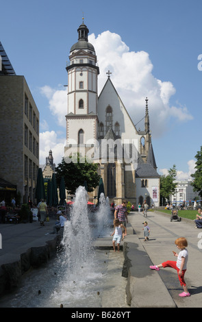 Thomaskirche oder St. Thomaskirche, Brunnen in Front, Leipzig, Sachsen, Deutschland, Europa Stockfoto