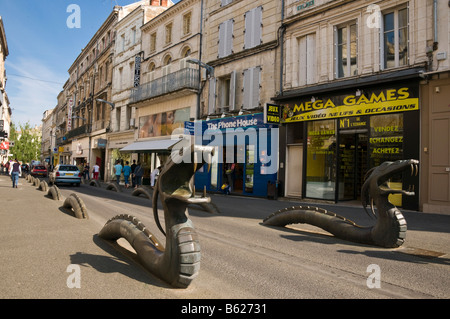 Bronzene Drachen Kennzeichnung Straßenkanten in einer Einkaufsstraße in Niort Deux Sèvres Frankreich Stockfoto