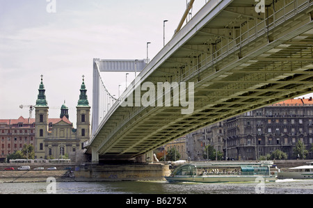 Die innere Stadt Pfarrkirche und Elizabeth Erzsebet Brücke in Budapest Ungarn Stockfoto