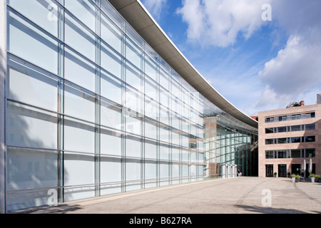 Glas-Fassade, Neues Museum, New Museum, Landesmuseum für Kunst und Design, Klarissenplatz Square, historische Innenstadt, Nürnberg Stockfoto