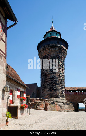 Nürnberger Burg oder Kaiserburg, Vordergrund-Gericht, Fachwerkhäuser, Sinnwellturm Turm, Altstadt, Nürnberg, mittlere F Stockfoto