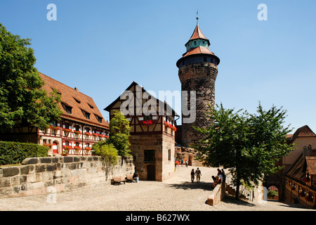 Nürnberger Burg oder Kaiserburg, Vordergrund-Hof, Fachwerk Häuser, Tiefbrunnen, Sinnwellturm Turm, Altstadt, Nurember Stockfoto