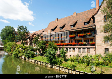 Pegnitz River Haus dekoriert mit Blumen in der Heilig-Geist-Spital, historischen Stadt Zentrum, Nürnberg, Mittelfranken, Bava Stockfoto