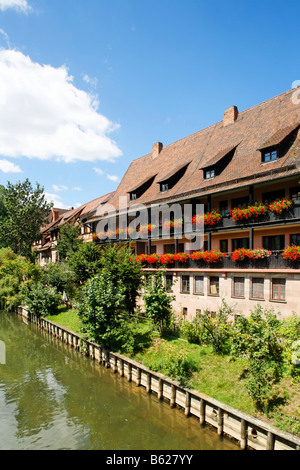 Pegnitz River Haus dekoriert mit Blumen in der Heilig-Geist-Spital, historischen Stadt Zentrum, Nürnberg, Mittelfranken, Bava Stockfoto