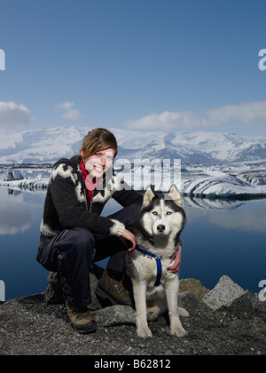 Isländische Mädchen mit Husky, Jökulsárlón Glacial Lagune, Breidamerkurjokull Gletscher, Ost-Island Stockfoto