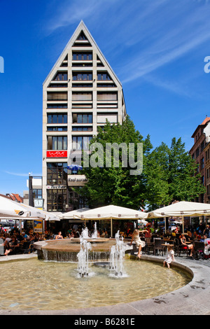 Brunnen, spielende Kinder, Restaurant, Sonnenschirme, Geschäfte, Einkaufsstraße, Ludwigsplatz quadratisch, Nürnberg, Mittelfranken, B Stockfoto