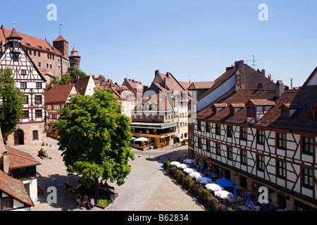 Platz am Zoo-Eingang Nürnberger Burg oder Kaiserburg, Heidenturm Turm, Sinnwellturm Turm, Kastanienbaum, Fachwerk Stockfoto