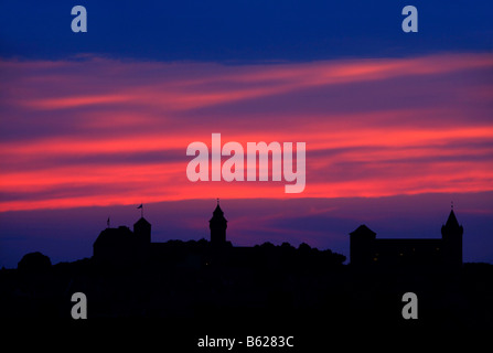 Nürnberger Burg oder Kaiserburg, Silhouette, roten Abendhimmel, Altstadt, Nürnberg, Middle Franconia, Bayern, Deutschland Stockfoto