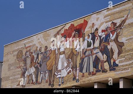 National Museum of History, mit der albanischen siegreich Geschichte Mosaik Fassade, Tirana, Albanien, 1992 Stockfoto