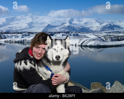 Isländische Mädchen mit Husky, Jökulsárlón Glacial Lagune, Breidamerkurjokull Gletscher, Ost-Island Stockfoto