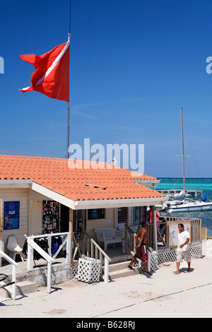 Tauch Fahne über das Tauchzentrum an der Sonne Breeze Hotel, San Pedro, Ambergris Cay Insel, Belize, Mittelamerika, Auto Stockfoto