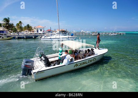 Tauchboot geladen mit Taucher Köpfen heraus zum Meer, San Pedro, Ambergris Cay Insel, Belize, Zentralamerika, Karibik Stockfoto