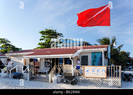 Tauchen Flagge über ein Tauchzentrum in San Pedro, Ambergris Cay Insel, Belize, Mittelamerika, Karibik Stockfoto