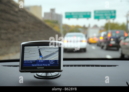 TOMTOM montiert auf Dashboard Sprain Brook Parkway New York Stockfoto