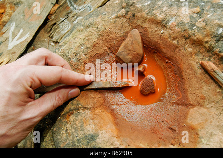 Hand unter Rühren natürliche Farbe in einem Mörser von Aborigines, New-South.Wales, Australien Stockfoto