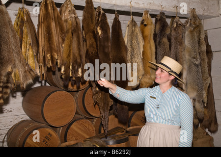 Frau Reiseleiter in historischen Kostümen mit Fuchs, Biber und andere Tierfelle in Hudson Bay Handelsposten Fort Langley Canada Stockfoto