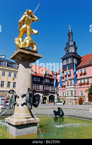 Statue des Schutzheiligen St. George über dem Markt Brunnen, hinten das Rathaus, Eisenach, Thüringen, Deutschland, Europa Stockfoto