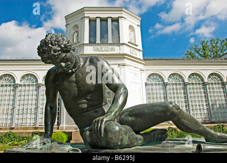 Skulptur vor der Orangerie im Schlosspark, Schlossgarten in Putbus, Insel Rügen, Mecklenburg-Vorpommern, Stockfoto