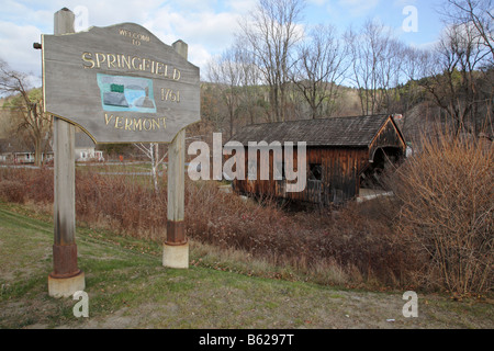 Die Baltimore gedeckte Holzbrücke im Herbst Monate befindet sich in Springfield Vermont USA ist Teil der malerischen Neuengland Stockfoto