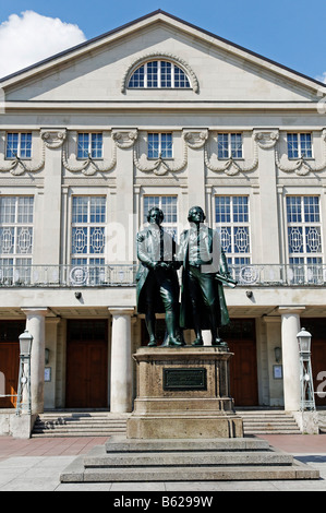 Denkmal für Goethe und Schiller vor dem Deutschen Nationaltheater Weimar, Thüringen, Deutschland, Europa Stockfoto