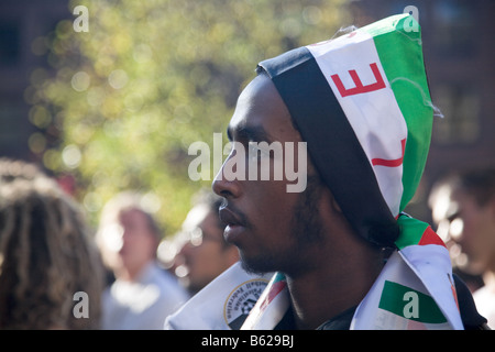 Young, dunkle enthäutete Mann auf Friedensdemonstration. Stockfoto
