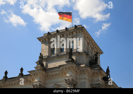 Parlamentsgebäude, Reichstag, Sitz des Unterhauses des Deutschen Bundestages, Seitenflügel, Turm, die Fahne von der Feder Stockfoto