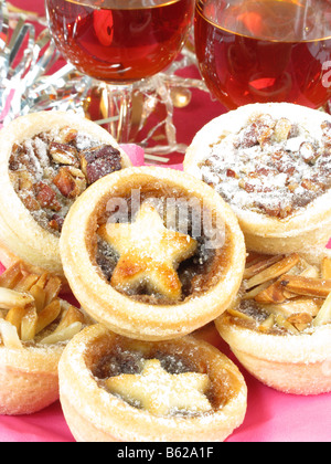 Miniatur Mince Pies mit einer Vielzahl von Belägen. Gläser Sherry hinter. Stockfoto