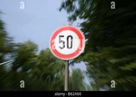 Zeichen, 50 km/h zu begrenzen Stockfoto