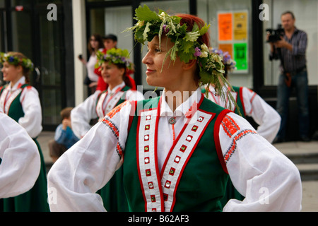 Folklore-Gruppe in traditionellen Kostümen tanzen auf dem Mid Summer Festival in Jurmala, Lettland, baltischen Ländern Stockfoto