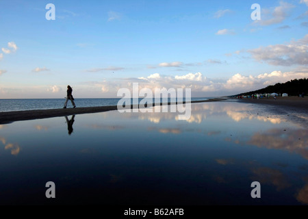 Einsame Wanderer spiegelt sich im seichten Wasser am Strand von Jurmala, Lettland, Baltikum, Europa Stockfoto