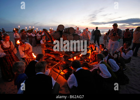 Lagerfeuer am Strand beim Midsummer Festival in Jurmala, Lettland, Baltikum, Europa Stockfoto