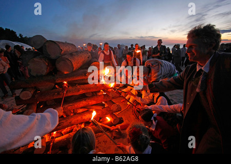 Lagerfeuer am Strand beim Midsummer Festival in Jurmala, Lettland, Baltikum, Europa Stockfoto