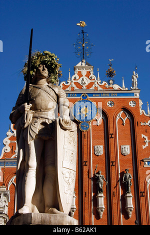 Roland-Statue vor dem Schwarzhäupterhaus am Rathausplatz in Riga, Lettland, Baltikum Stockfoto