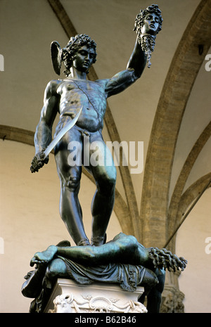 Bronzestatue des Perseus mit dem Haupt der Medusa von Cellini, Loggia dei Lanzi, Florenz, Florenz, Toskana, Italien, Europa Stockfoto
