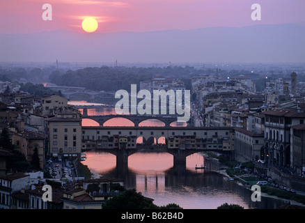 Arno Fluss, Ponte Vecchio, Sonnenuntergang, Florenz, Florenz, Toskana, Italien, Europa Stockfoto