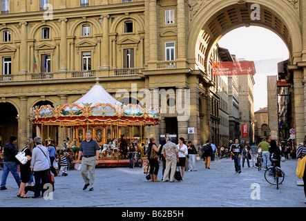 Triumphbogen und Karussell, Piazza della Republbica, Florenz, Florenz, Toskana, Italien, Europa Stockfoto
