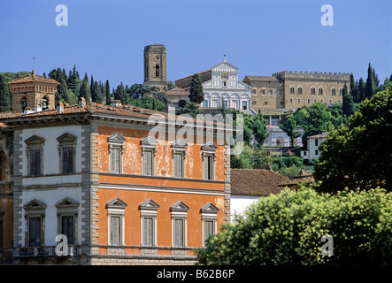 Häuser vor San Miniato al Monte Basilika, Florenz, Florenz, Toskana, Italien, Europa Stockfoto