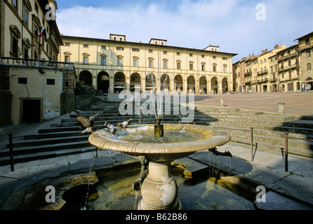 Brunnen vor dem Palazzo Delle Logge, Piazza Grande, Arezzo, Toskana, Italien, Europa Stockfoto