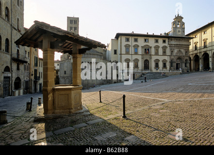 Zisterne vor der Basilika Santa Maria Delle Pieve, der Palazzo del Tribunale, der Palazzo della Fraternita dei Laici, th Stockfoto