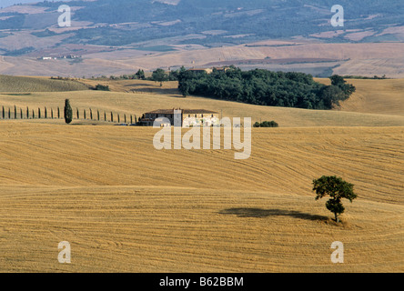 Bauernhaus, geernteten Wheatfields in Val d' Orcia in der Nähe von San Quirico d' Orcia, Provinz Siena, Toskana, Italien, Europa Stockfoto