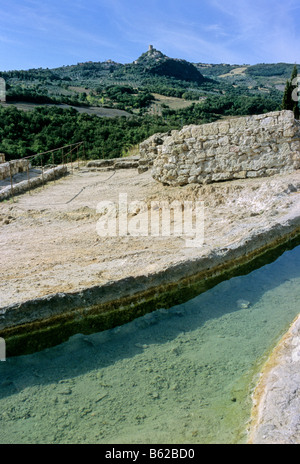 Thermalwasser in den Parco dei Mulini, Bagno Vignoni, hinten die Rocca d' Orcia, Provinz Siena, Toskana, Italien, Europa Stockfoto