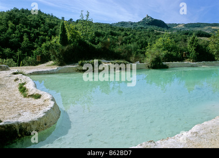 Thermalwasser in den Parco dei Mulini, Bagno Vignoni, hinten die Rocca d' Orcia, Provinz Siena, Toskana, Italien, Europa Stockfoto