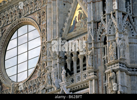 Die Kathedrale Santa Maria Assunta, Fassade, große Rosette, Mosaiken, Siena, Toskana, Italien, Europa Stockfoto