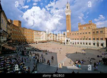 Palazzo Sansedoni links, P. Pubblico mit dem Torre del Mangia und Kapelle, Piazza Il Campo, Siena, Toskana, Italien, Europa Stockfoto