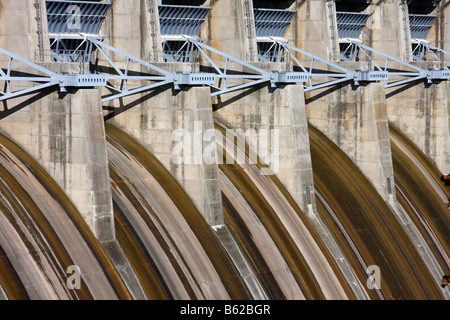 Kleine Menge Wasser fließt über den Tisch Rock Damm von Table Rock Lake in Branson Missouri Stockfoto