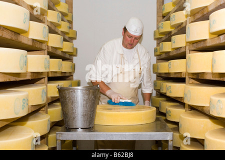 Käser in einem Käse Fabrik, Eng-Alm, Hinterriss, Karwendel-Gebirge, Tirol, Österreich, Europa Stockfoto