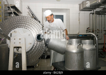 Käser in einem Käse Fabrik, Eng-Alm, Hinterriss, Karwendel-Gebirge, Tirol, Österreich, Europa Stockfoto