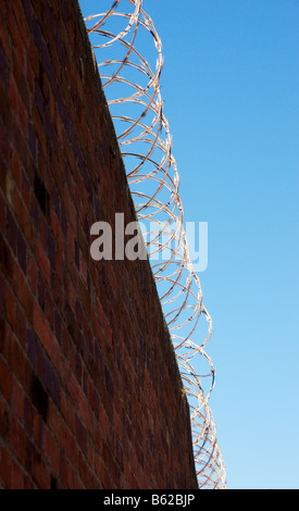 Stacheldraht auf der Oberseite der Wand Stockfoto