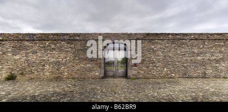 Stonewall, Eingangstor zum Garten neben dem Leuchtturm Phare de Saint Mathieu, Ton zugeordnet, Bretagne, Frankreich, Europa Stockfoto